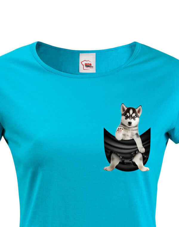 Dámské tričko pro pejskařky s Huskym v kapsičce - kvalitní tisk. Vtipná a originální pánská a dámská trička s potiskem levně. Levná trička s MEME potiskem.